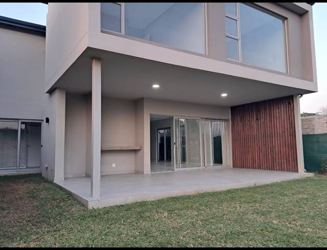 4 BEDROOM TOWNHOUSE FOR SALE IN PALM LAKES ESTATE